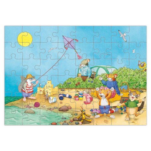 Zeichentricktiere genießen einen sonnigen Strandtag mit Sandburg, Drachen und Picknick.