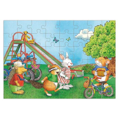 Tiere spielen auf einem Spielplatz mit Fahrrädern und einer Rutsche unter einem Baum und blauem Himmel.