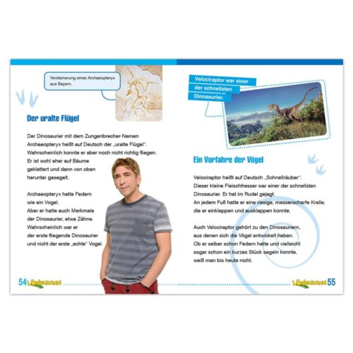 Ein Mann steht vor einer Doppelseite mit Text und Bildern über Dinosaurier und Archaeopteryx.