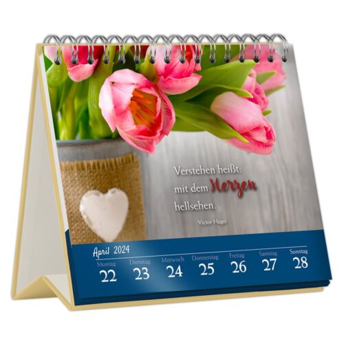 Tischkalender mit Tulpen, Herzdekoration und einem Zitat von Victor Hugo. Angezeigt werden Daten für April 2024.