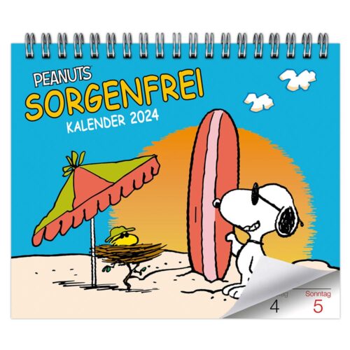 Snoopy mit einem Surfbrett und Woodstock unter einem Sonnenschirm auf einem Kalendercover für 2024.