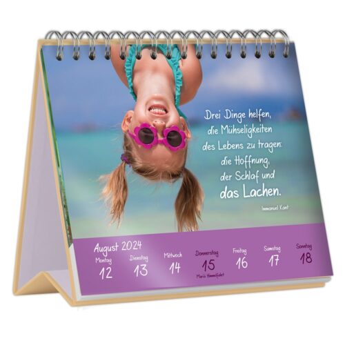 Tischkalender mit einem lächelnden Kind mit Sonnenbrille und einem Zitat von Immanuel Kant auf Deutsch.