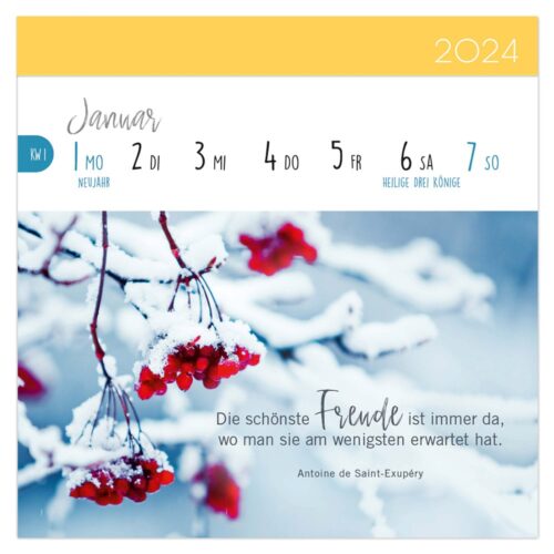Schneebedeckte rote Beeren auf einem Zweig mit einem Kalender für Januar 2024. Deutsches Textzitat unten.