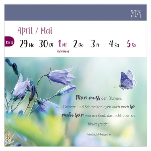Kalenderblatt mit Blumen, Schmetterling und einem Nietzsche-Zitat auf Deutsch für April/Mai 2024.