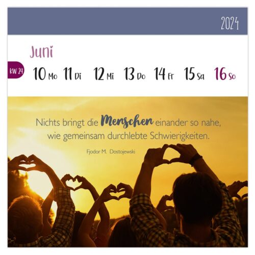 Menschen, die bei Sonnenuntergang mit ihren Händen Herzen formen, unter einer Kalenderseite für Juni 2024 mit einem Zitat auf Deutsch.