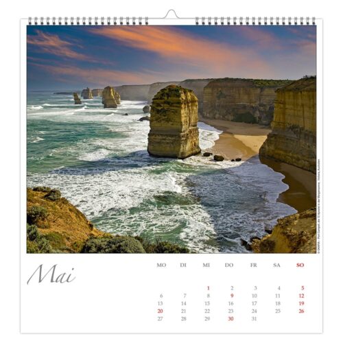 Kalender, der den Mai mit einer malerischen Aussicht auf die Felsformationen der Zwölf Apostel entlang einer Küste zeigt.