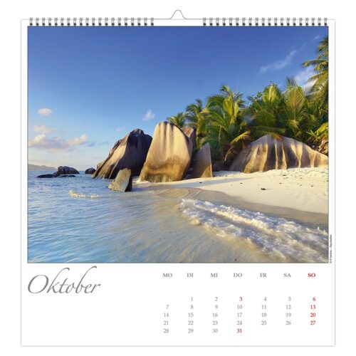 Ein tropischer Strand mit großen Felsen, Palmen und klarem blauen Himmel auf einer Oktober-Kalenderseite.