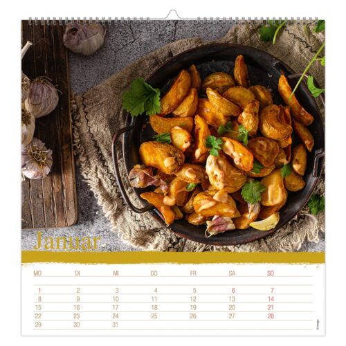Eine Kalenderseite für Januar, die Bratkartoffeln in einer Pfanne mit Knoblauch an der Seite zeigt.