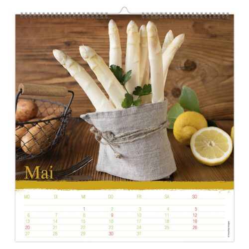 Kalenderblatt für Mai mit weißem Spargel und Zitronen auf einem Holztisch.
