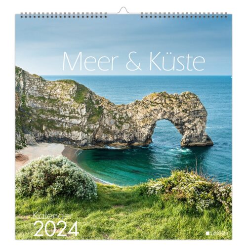 Wandkalendercover 2024 mit einer Küstenbogen-Felsformation und blauem Meer.