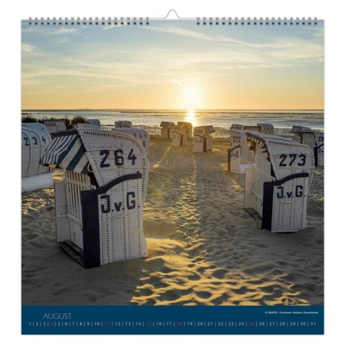 Strandkörbe an einem Sandstrand bei Sonnenuntergang, im Hintergrund ein ruhiges Meer, markiert mit Zahlen und Streifen.