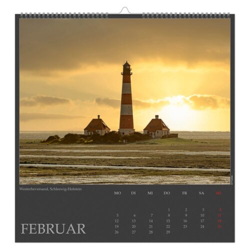 Ein Leuchtturm in Westerhever Sand, Schleswig-Holstein, als Silhouette vor einem goldenen Sonnenuntergangshimmel auf einer Februar-Kalenderseite.