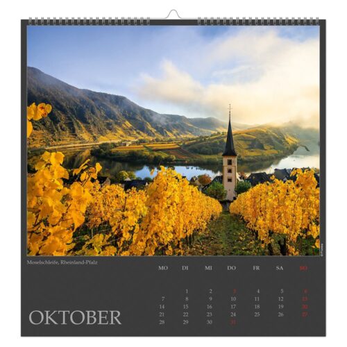 Kalenderseite mit Oktober, einem malerischen Weinberg und Kirchturm in der Moselschleife, Deutschland.