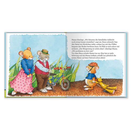 Illustration von zwei Mäusen, die ein Mauskind mit Fahrrad und Teddybär anschauen. Text auf Deutsch auf beiden Seiten.