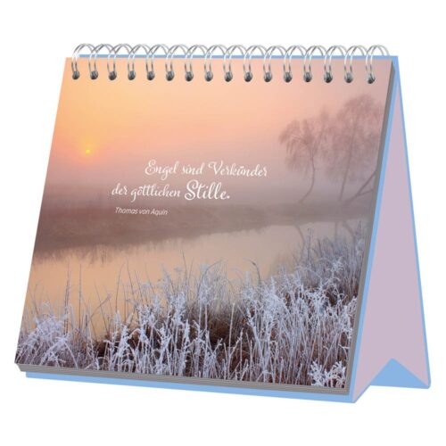 Ein Tischkalender mit einer frostigen Landschaft und einem Sonnenaufgang. Enthält ein Zitat von Thomas von Aquin auf Deutsch.