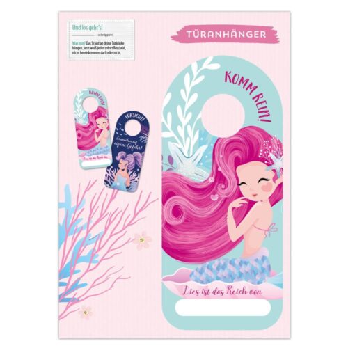 Türhänger mit Darstellung einer Meerjungfrau mit rosa Haaren, Korallen und dem Text „Komm rein! Dies ist das Reich von“ auf pastellfarbenem Hintergrund.