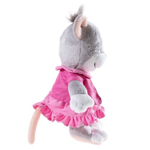 Seitenansicht eines grauen Stoffkatzen-Modells mit einem rosa Kleid, ausgestreckten Armen und einem lächelnden Gesicht.