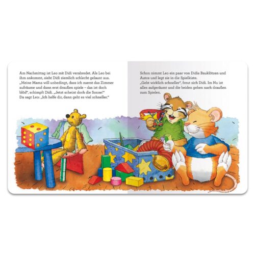 Kinderbuchseite mit illustrierten Tieren, die in einem bunten Zimmer mit Bauklötzen und Spielzeug spielen. Deutscher Text auf der linken Seite.