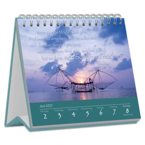Tischkalender mit einem Zitat zum Thema Sorgen, mit einem Sonnenuntergang und Fischernetzen über dem Wasser im Hintergrund.