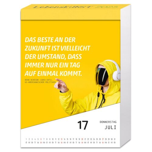 Kalenderseite mit einem Zitat, 17. Juli. Person in gelbem Kapuzenpullover und Kopfhörern, zeigt.